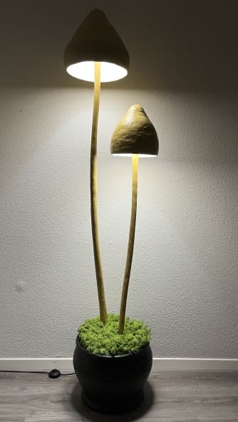 Photo 1 de l'œuvre "Shroom Lamp" par jkbmlck sur art24