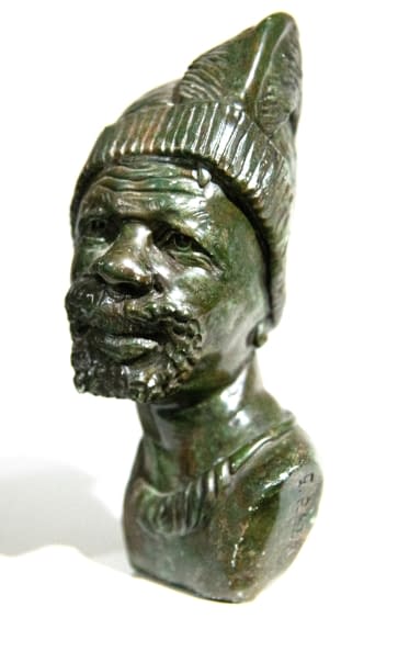 Photo 1 de l'œuvre "Männerbüste mit Kopfbedeckung von Gladmore Reza - Afrikanische Verdite-Steinbüste (Shona-Skulpturen-Kunst aus Simbabwe)" par Artist Wanted sur art24