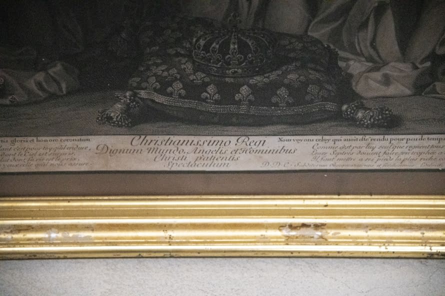 Image 1 of the artwork "Christianissimo Regi Dignum Mundo, Angelis et Hominibus Christi patientis Spectaculum (Christus am Kreuz von Engeln angebetet)" by Charles Le Brun on art24