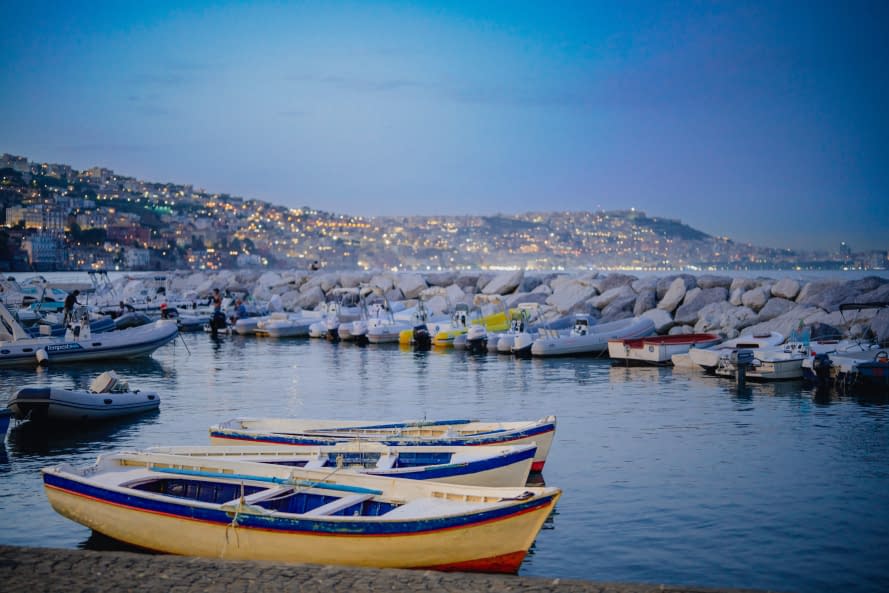 Foto 1 des Kunstwerks "Vue de barques dans le petit port de posilippo , Naples" von Sylvain Blanchoud auf art24