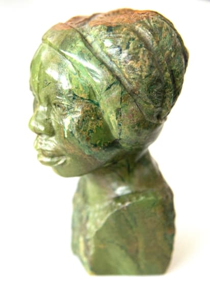 Foto 1 des Kunstwerks "Frauenbüste mit Haarverzierung - Afrikanische Verdite-Steinbüste (Shona-Skulpturen-Kunst aus Simbabwe)" von Artist Wanted auf art24