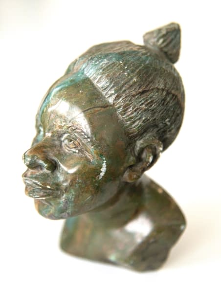 Image 1 of the artwork "Frauenbüste mit Haarknoten - Afrikanische Verdite-Steinbüste (Shona-Skulpturen-Kunst aus Simbabwe)" by Artist Wanted on art24