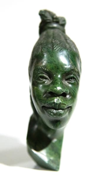Photo 1 de l'œuvre "Frauenbüste mit Federohrring von Gladmore Reza - Afrikanische Verdite-Steinbüste (Shona-Skulpturen-Kunst aus Simbabwe)" par Artist Wanted sur art24