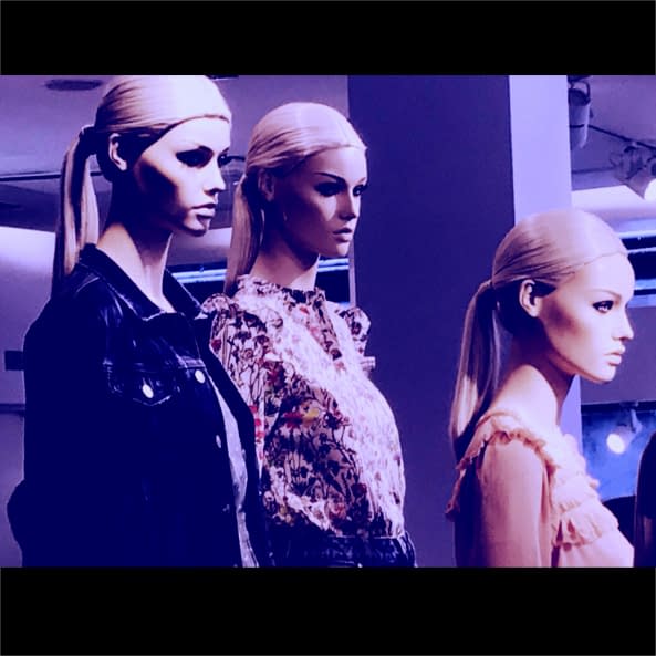 Foto 1 des Kunstwerks "VENICE GIRLS BLACK BLUE L" von HUGO KOEHLER auf art24