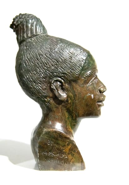 Image 1 of the artwork "Frauenbüste von Masimba Kashiri - Afrikanische Verdite-Steinbüste (Shona-Skulpturen-Kunst aus Simbabwe)" by Artist Wanted on art24