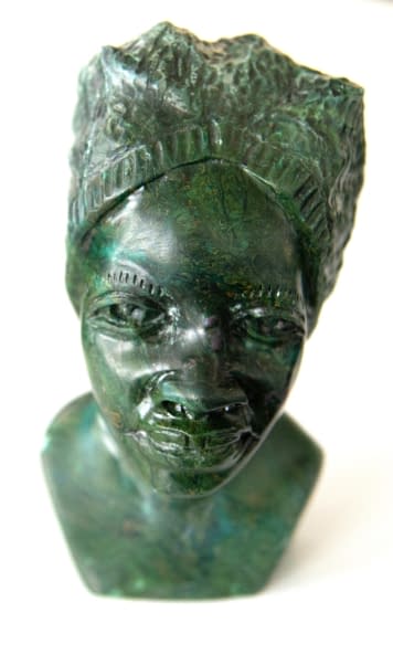 Image 1 of the artwork "Frauenbüste mit Kopfbedeckung - Afrikanische Verdite-Steinbüste (Shona-Skulpturen-Kunst aus Simbabwe)" by Artist Wanted on art24