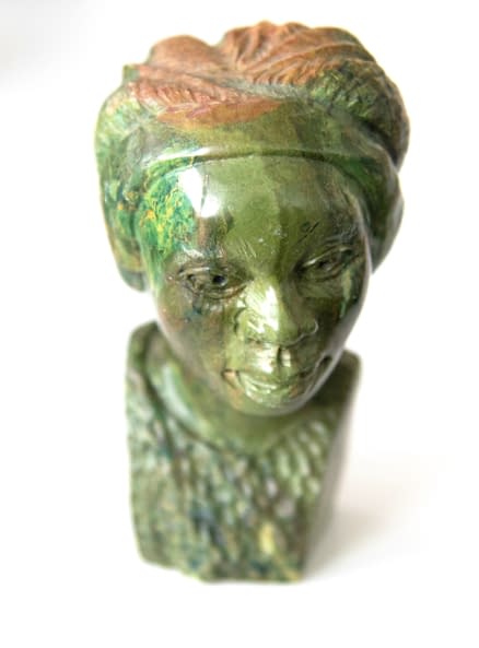 Foto 1 des Kunstwerks "Frauenbüste mit Haarverzierung - Afrikanische Verdite-Steinbüste (Shona-Skulpturen-Kunst aus Simbabwe)" von Artist Wanted auf art24