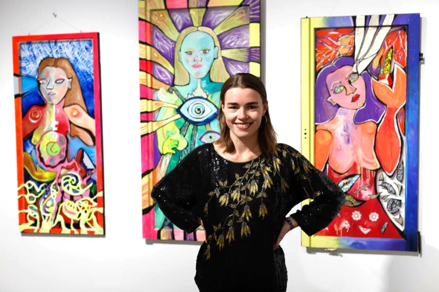 Foto 1 des Kunstwerks "Portrait vor den "Raunenden" I Ausstellung im Ruffinihaus 2024" von Verena Kandler auf art24
