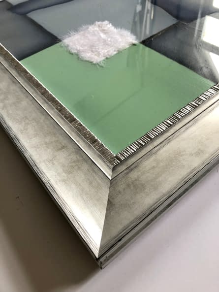 Foto 1 des Kunstwerks "Képet vivő figura/ Eine Figur, die ein Bild trägt" von László Varga-Amár auf art24