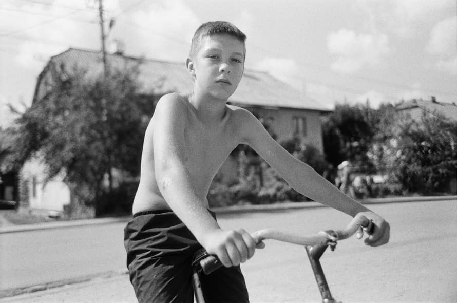 Photo 1 de l'œuvre "Childhood" par Artem Titeev sur art24