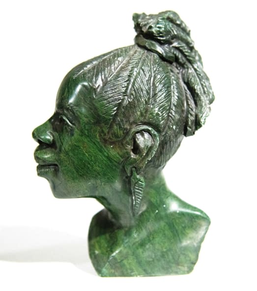 Photo 1 de l'œuvre "Frauenbüste mit Federohrring von Gladmore Reza - Afrikanische Verdite-Steinbüste (Shona-Skulpturen-Kunst aus Simbabwe)" par Artist Wanted sur art24