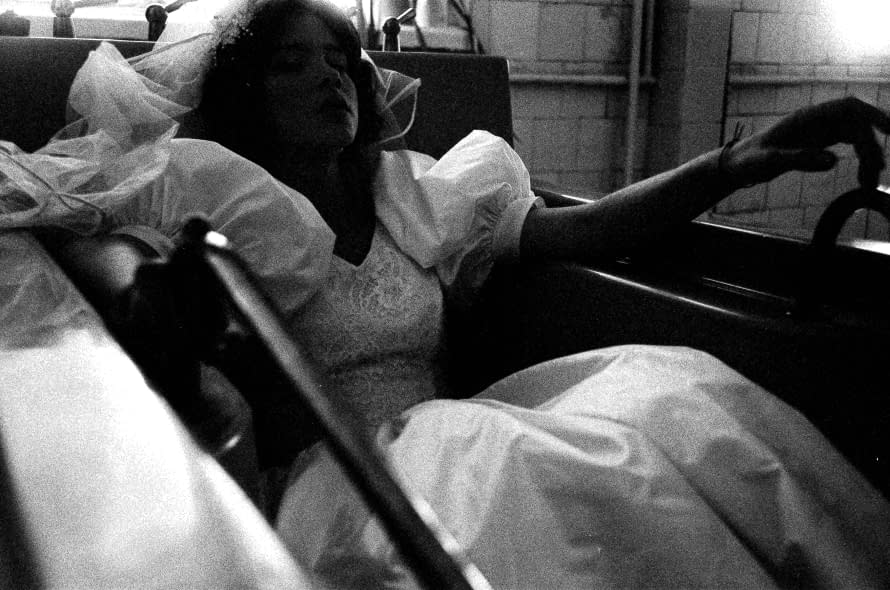 Photo 1 de l'œuvre "Womanhood" par Artem Titeev sur art24