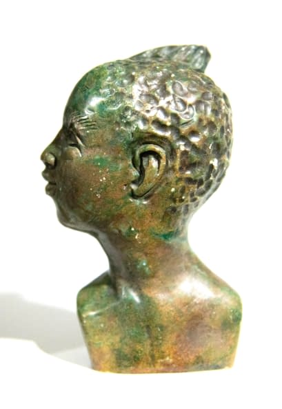 Photo 1 de l'œuvre "Frauenbüste von Caleb Mhere - Afrikanische Verdite-Steinbüste (Shona-Skulpturen-Kunst aus Simbabwe)" par Artist Wanted sur art24