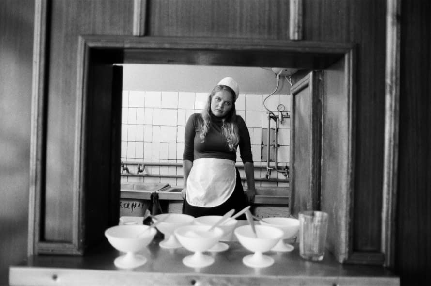 Photo 1 de l'œuvre "Womanhood" par Artem Titeev sur art24