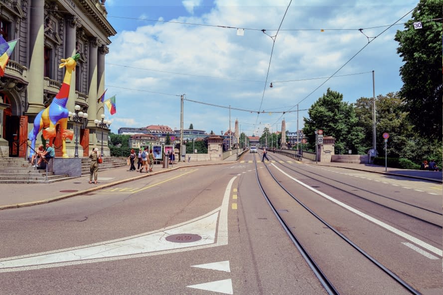 Photo 1 de l'œuvre "Vue d'un pont du centre-ville de Bern , Suisse" par Sylvain Blanchoud sur art24