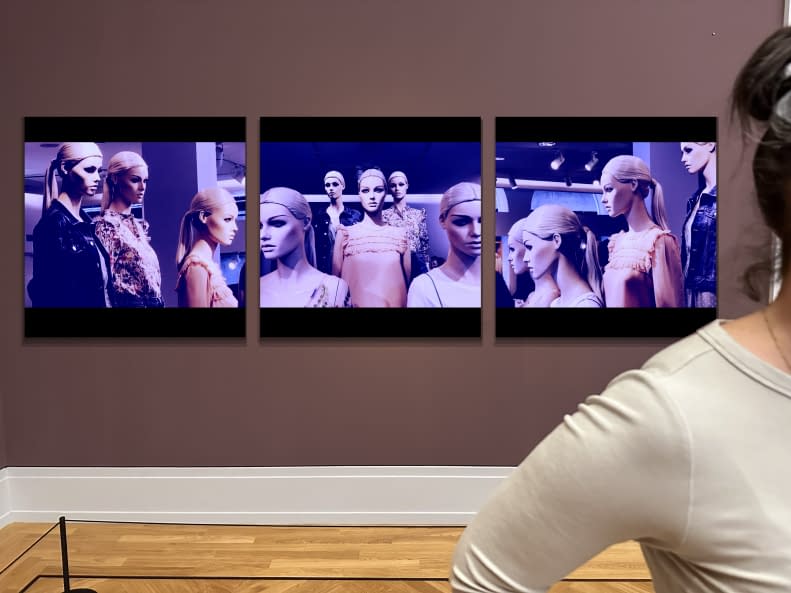 Foto 1 des Kunstwerks "VENICE GIRLS BLACK BLUE L" von HUGO KOEHLER auf art24