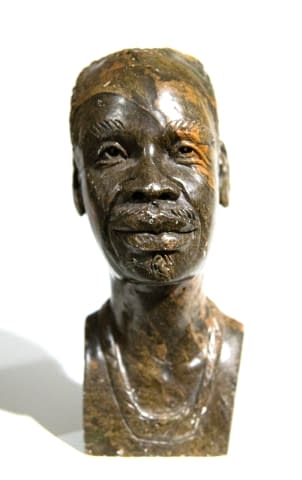 Image 1 de l'œuvre "Braunfarbige Männerbüste von Masimba Kashiri - Afrikanische Verdite-Steinbüste (Shona-Skulpturen-Kunst aus Simbabwe)" par Artist Wanted sur art24