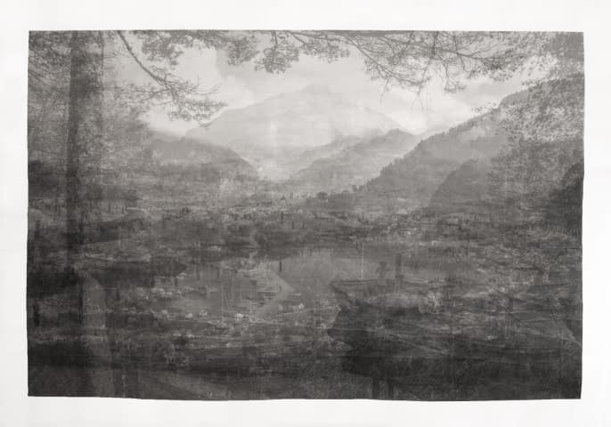Foto 1 des Kunstwerks "Die Gedanken verlieren in der traumhaften Realität, am See, in der Stadt, mit Sicht auf die Berge" von Helen Eggenschwiler auf art24