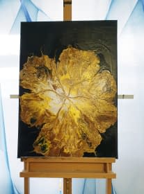 "Goldene schwebende Blume" de DAgis Welt sur art24
