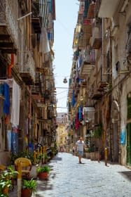 "Promeneur pensif dans les rue de Naples" de Sylvain Blanchoud sur art24