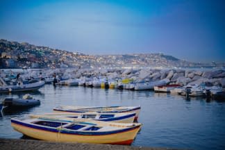 "Vue de barques dans le petit port de posilippo , Naples" von Sylvain Blanchoud auf art24