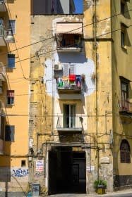 "Jaune , rouge , bleu sur un balcon de Naples" von Sylvain Blanchoud auf art24