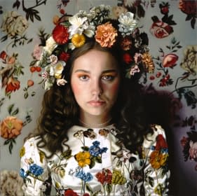 "Elsa in den Blumen" von VILLALBA auf art24