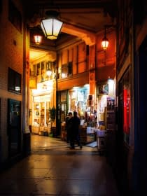 "Vue de la vie d'une galerie Parisienne typique" de Sylvain Blanchoud sur art24
